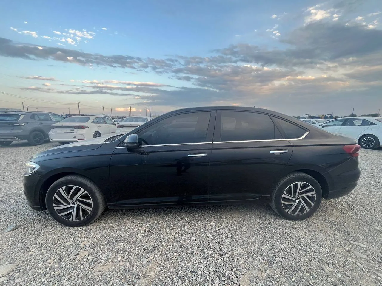 🚘 Volkswagen пересёк границу.