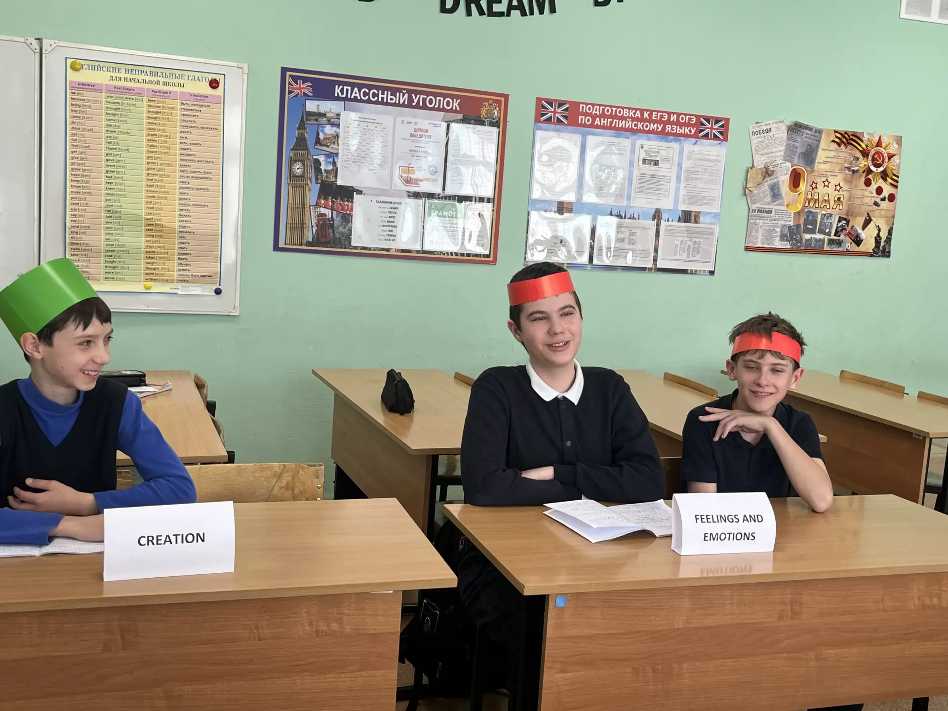 БЕГОМ НА УРОК   🎩 В 6 «В» классе прошел необычный урок английского языка с применением технологии ра