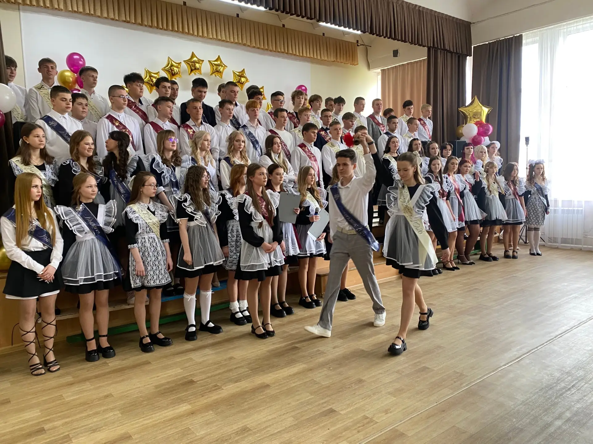 Взрослеем красиво: Последний звонок у 9-х классов 🎓

26 мая в нашей школе прозвенел Последний звоно