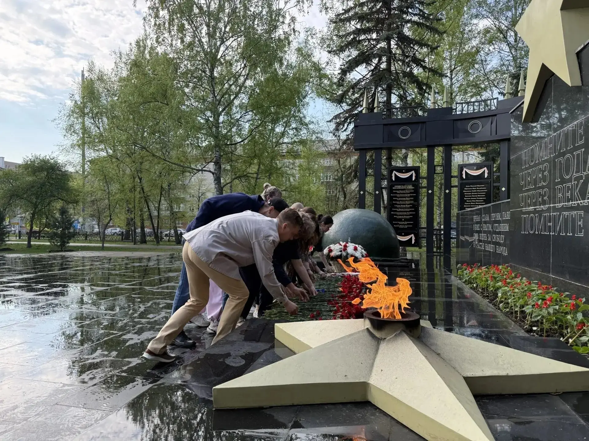 Помним. Гордимся. Благодарим.       В преддверии 9 Мая сотрудники скорой медицинской помощи возложил