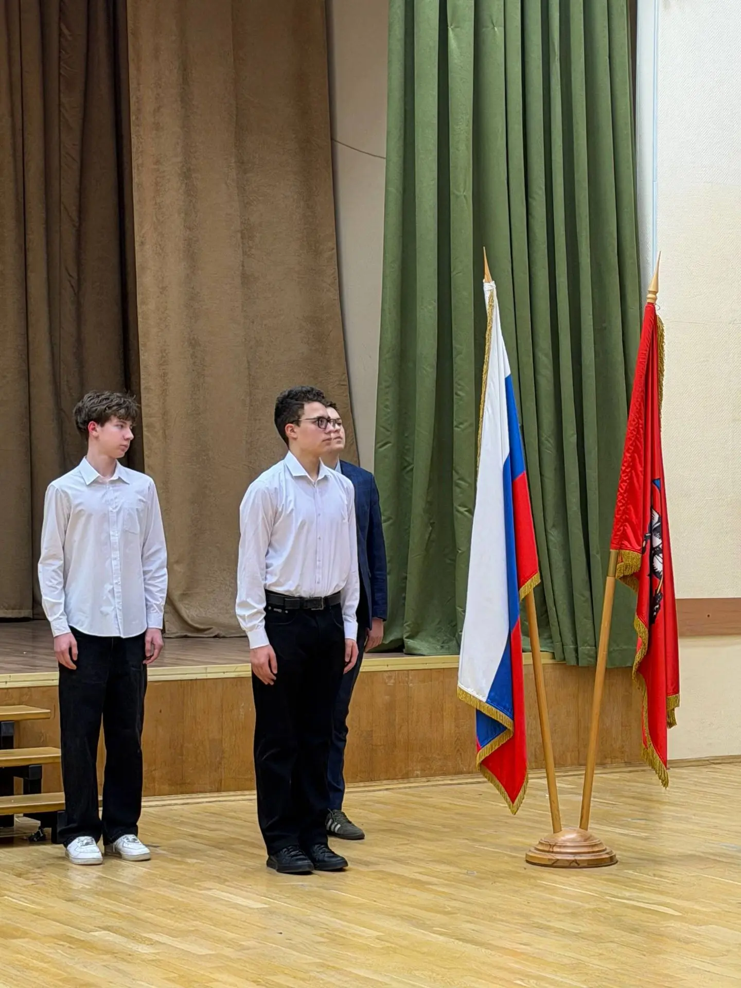 🇷🇺Учебная неделя в нашей школе началась с торжественной церемонии поднятия и выноса Государственного