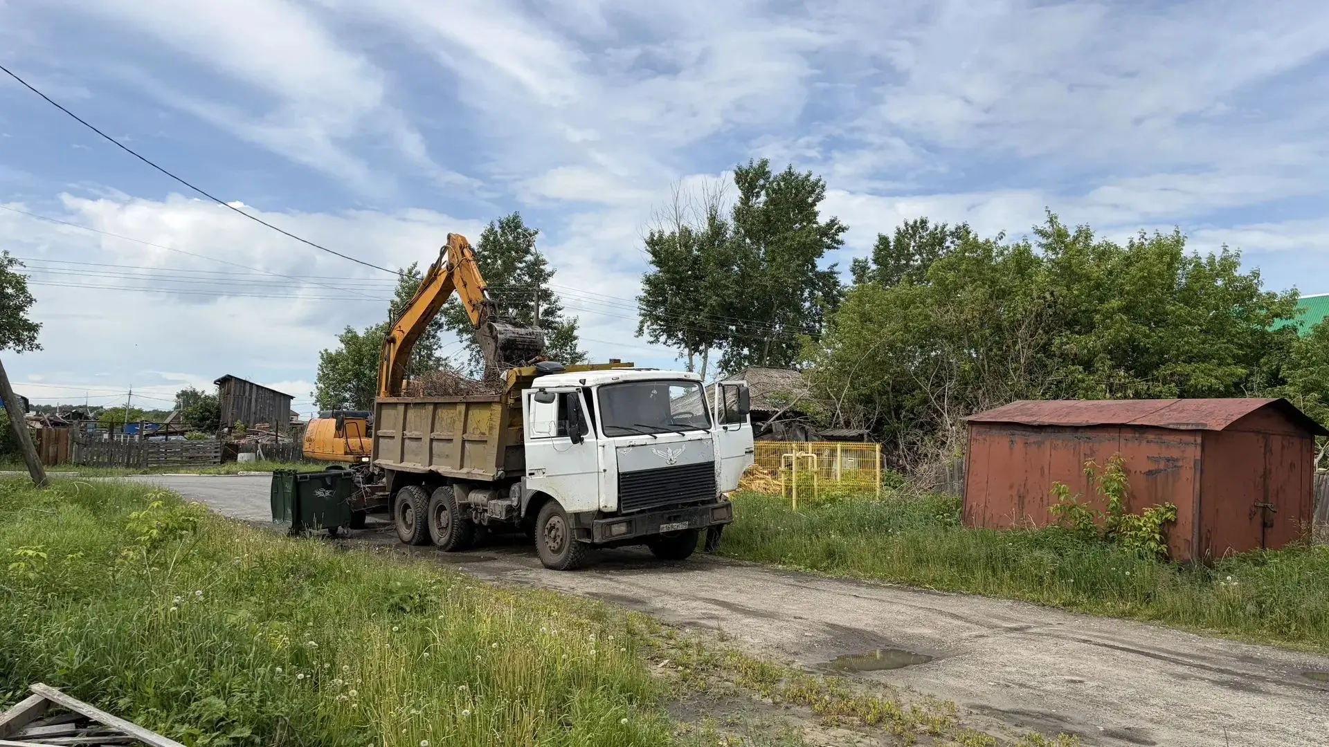Администрация Туринского муниципального округа организовала уборку веток и деревьев, ск...
