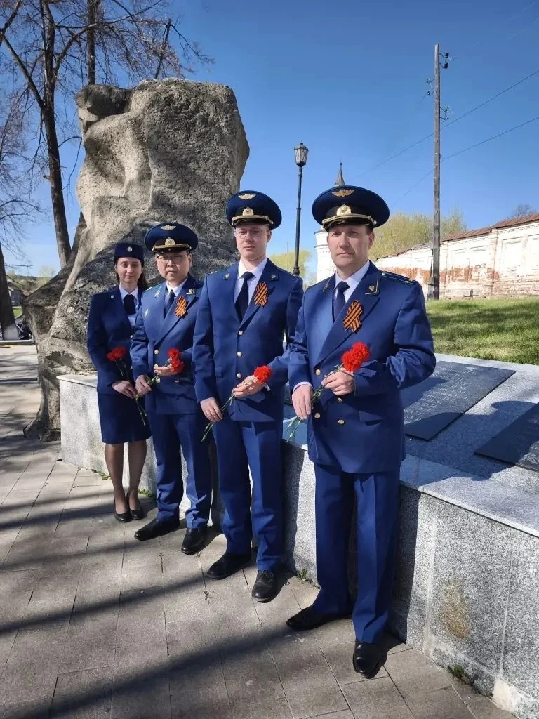 В преддверии 81-й годовщины со Дня Победы прокурор Верхотурского района Алексей Арцер совместно с ра