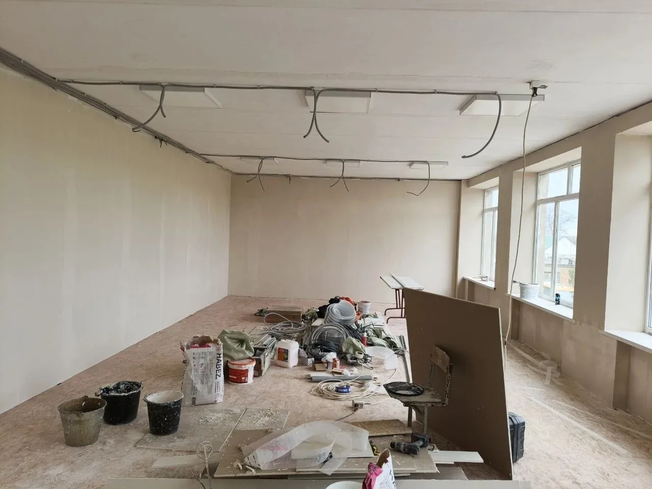 В школе №2 Каменки-Днепровской продолжается ремонт кабинета химии  В школе №2 города Каменка-Днепров