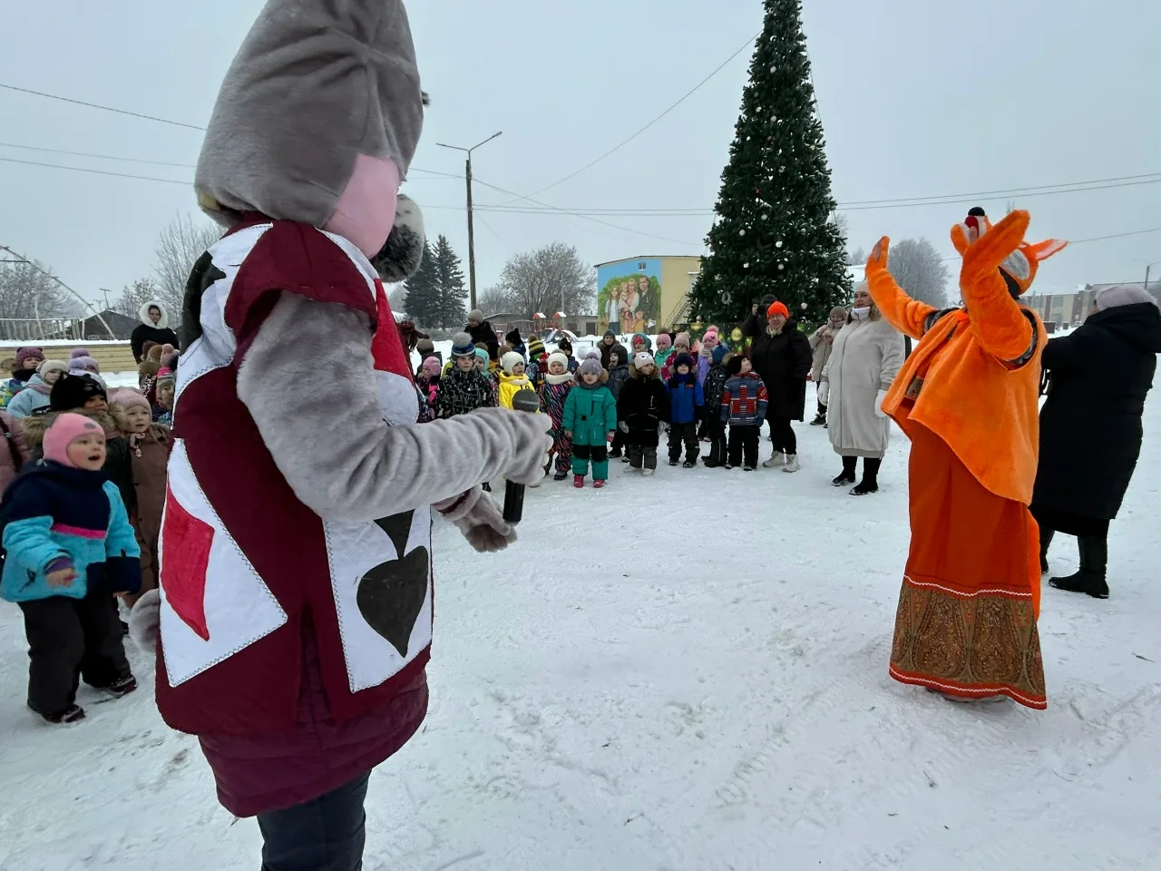 Сегодня в районном центре состоялось торжественное открытие главной новогодней ёлки.

Весёлые сказоч