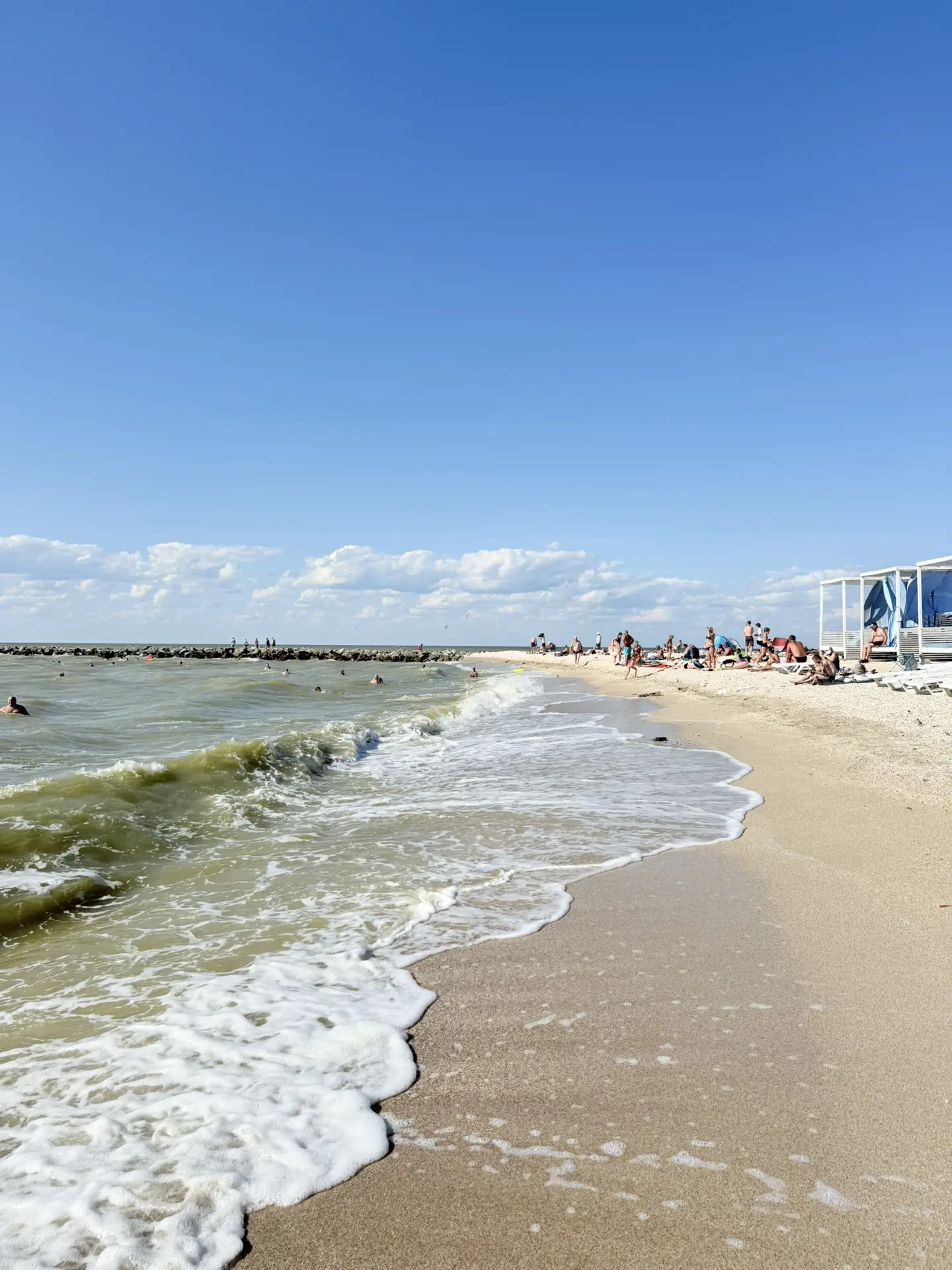 Волны 🌊 на пляже со стороны залива