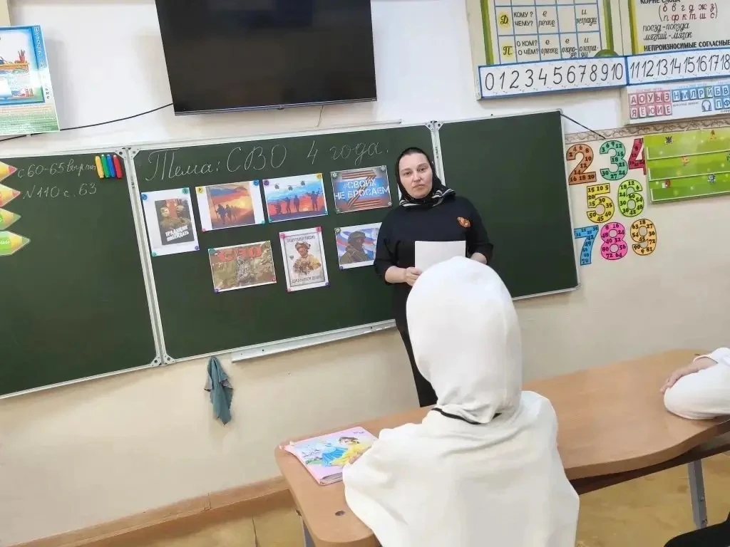 Четыре года мужества и памяти 🇷🇺  Сегодня в наших классах прошли особенные уроки. Мы говорили с ребя