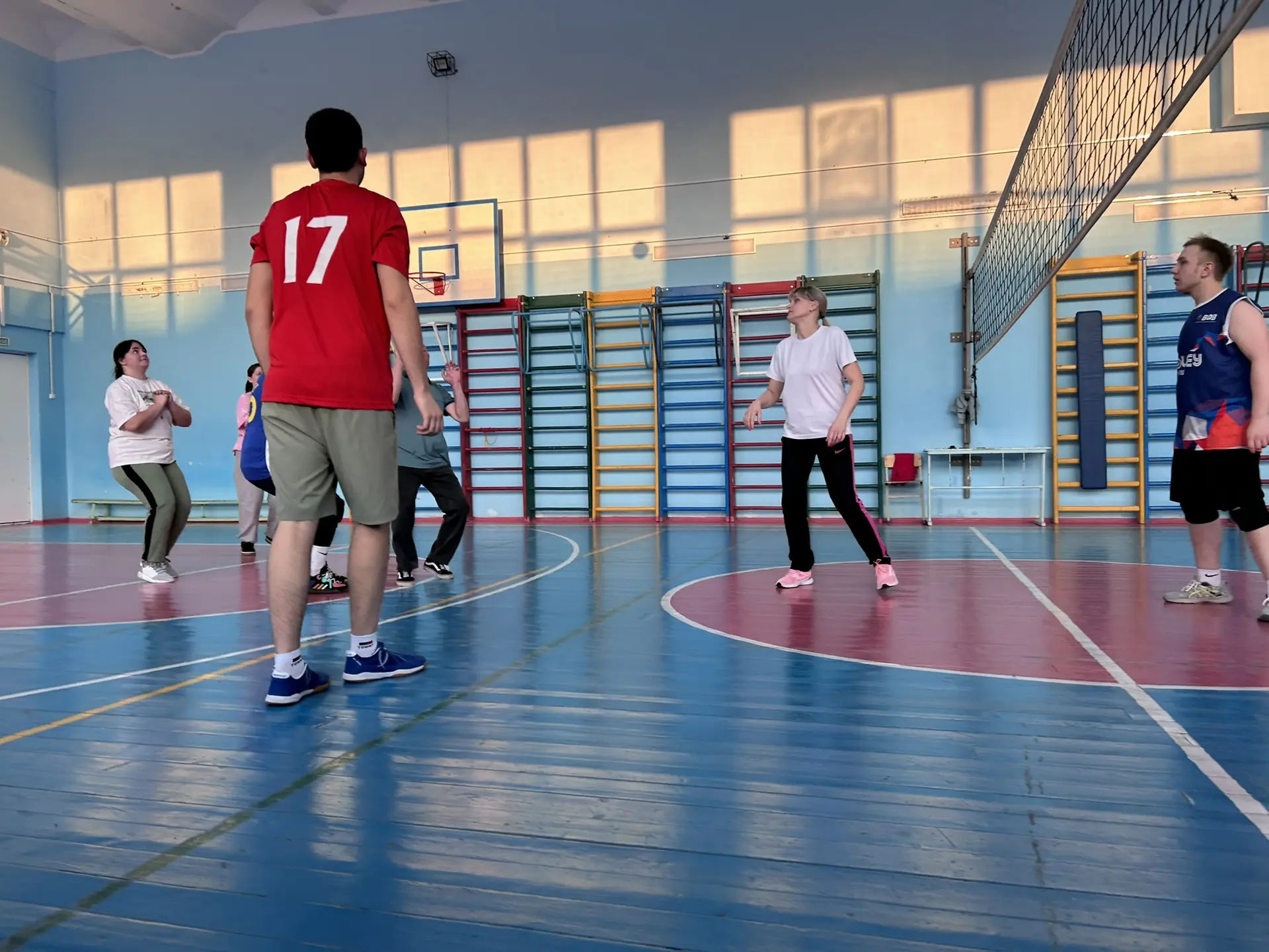 🏐 Товарищеский волейбольный матч в честь Дня памяти  В нашей школе прошёл товарищеский матч по волей