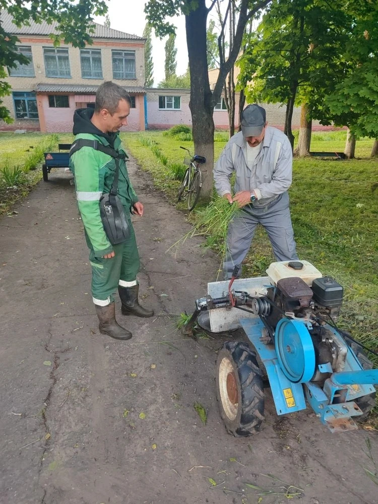 🧔🧑‍🦱Работники школы совместно с родителями🧔‍♂️ продолжают окашивать пришкольную территорию🌲🌳🌳