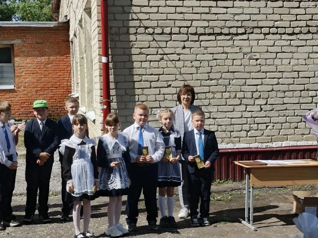 Торжественная итоговая линейка в начальной школе — это замечательное событие, которое с...