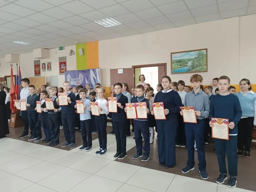 Утро понедельника в нашем лицее началось традиционно: торжественная церемония поднятия флага и испол