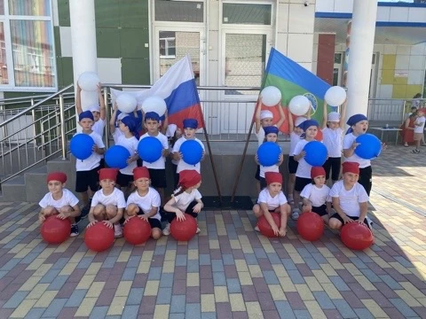 В нашем саду сегодня прошел праздник в честь Дня флага России! Интерактивные игры, звон...