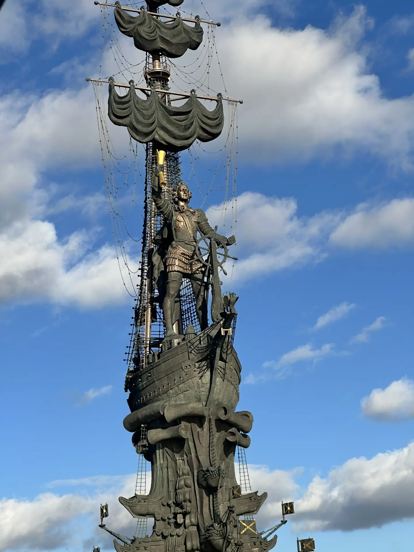 В день рождения катались по Москве-реке: вся семья, все дети рядом, золотая осень и сол...