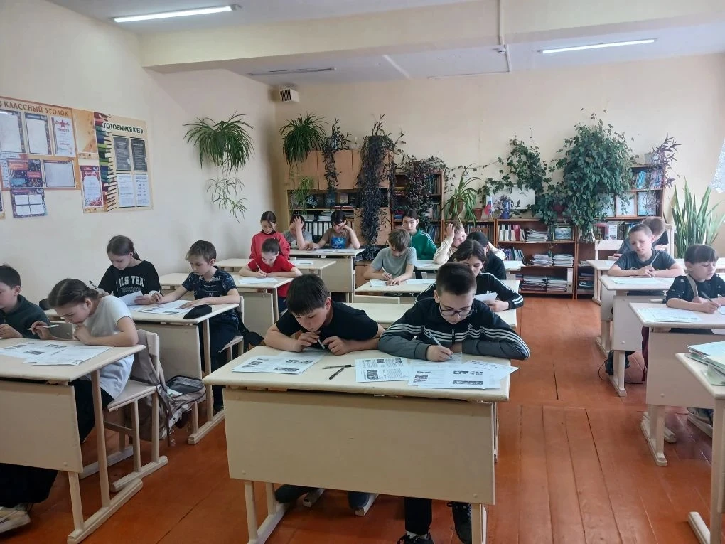 Сегодня в стенах нашей школы прошла ежегодная патриотическая акция, которая объединяет ...