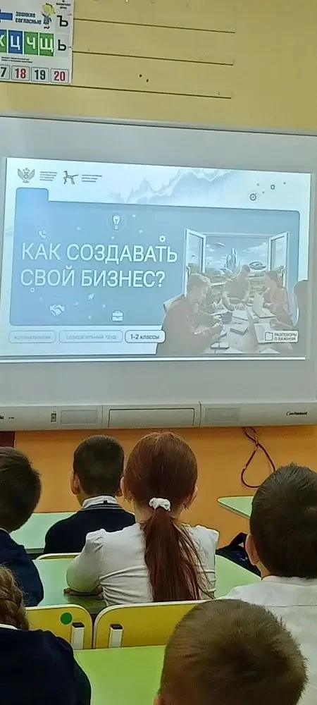 🌟 Неделя в нашей школе началась ярко! 🌟  Сегодня понедельник, и, как всегда, мы стартовали с традици