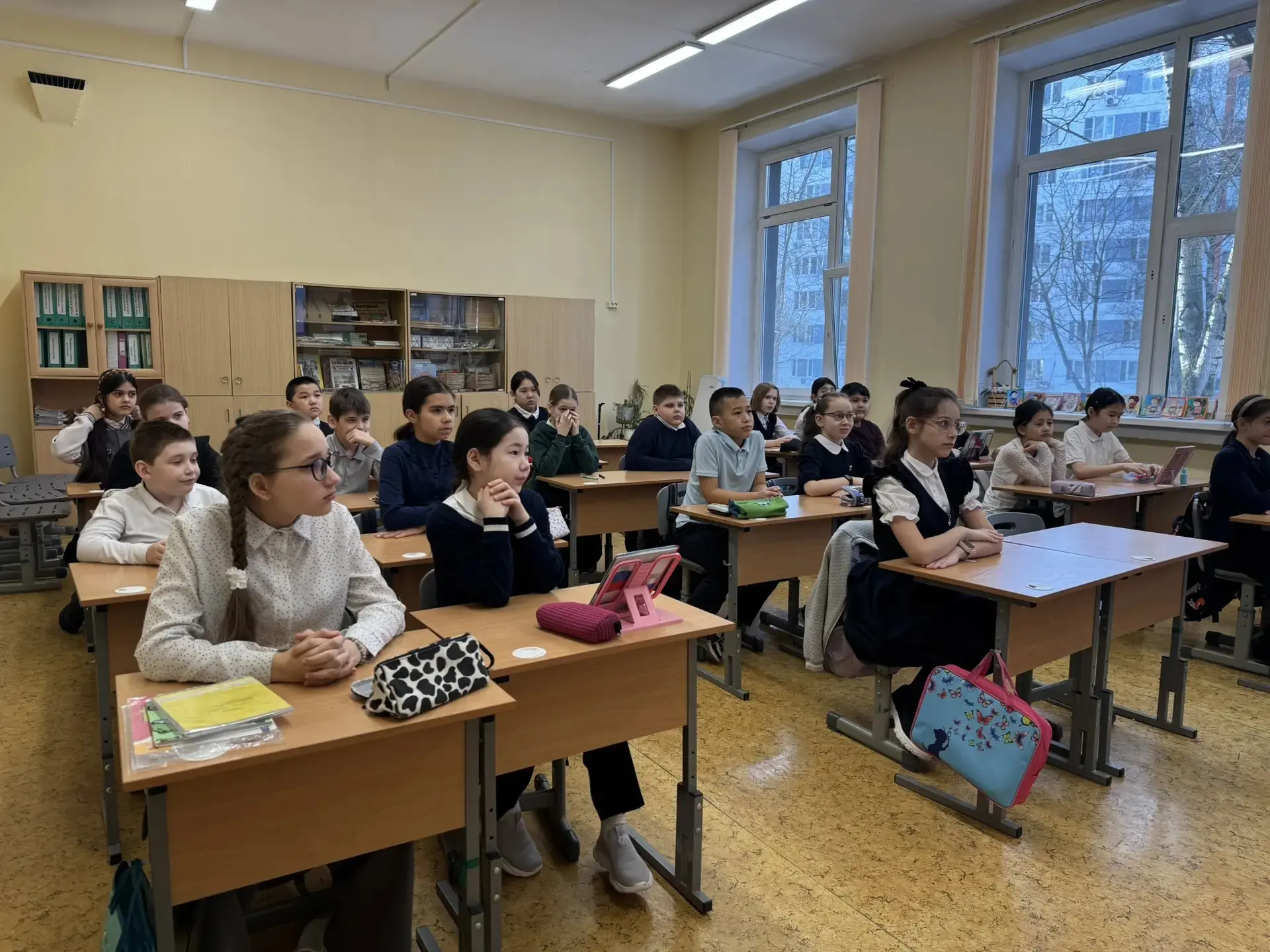 Церемония поднятия флага  📆Вот и наступил понедельник — начался новый учебный недельный цикл, а вмес