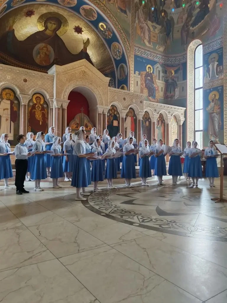 В Неделю святых жен-мироносиц в Петропавловском храме города Шелехова прошел концерт старшей группы 