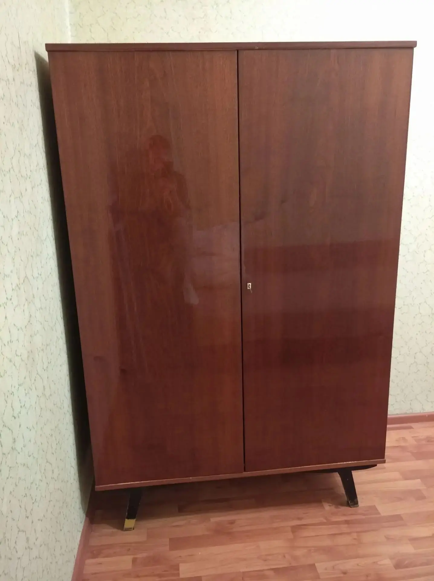 Отдам даром диван и шкаф. Состояние хорошее. Забирать на Лихвинцева. 1 этаж. Самовывоз ...