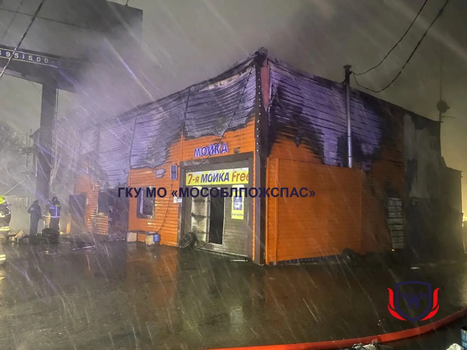 🔥 Огнеборцы потушили пожар в автосервисе в округе Химки 💦  🔴 Вчера работники 267-й, 268-й и 310-й по