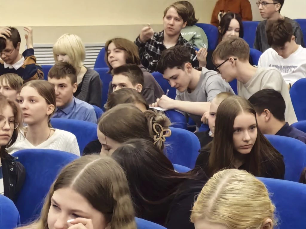 🌟26 марта в ЦО гимназия № 8 им. Л. М. Марасиновой  выдался динамичным и ярким!  🎓 В актовом зале соб