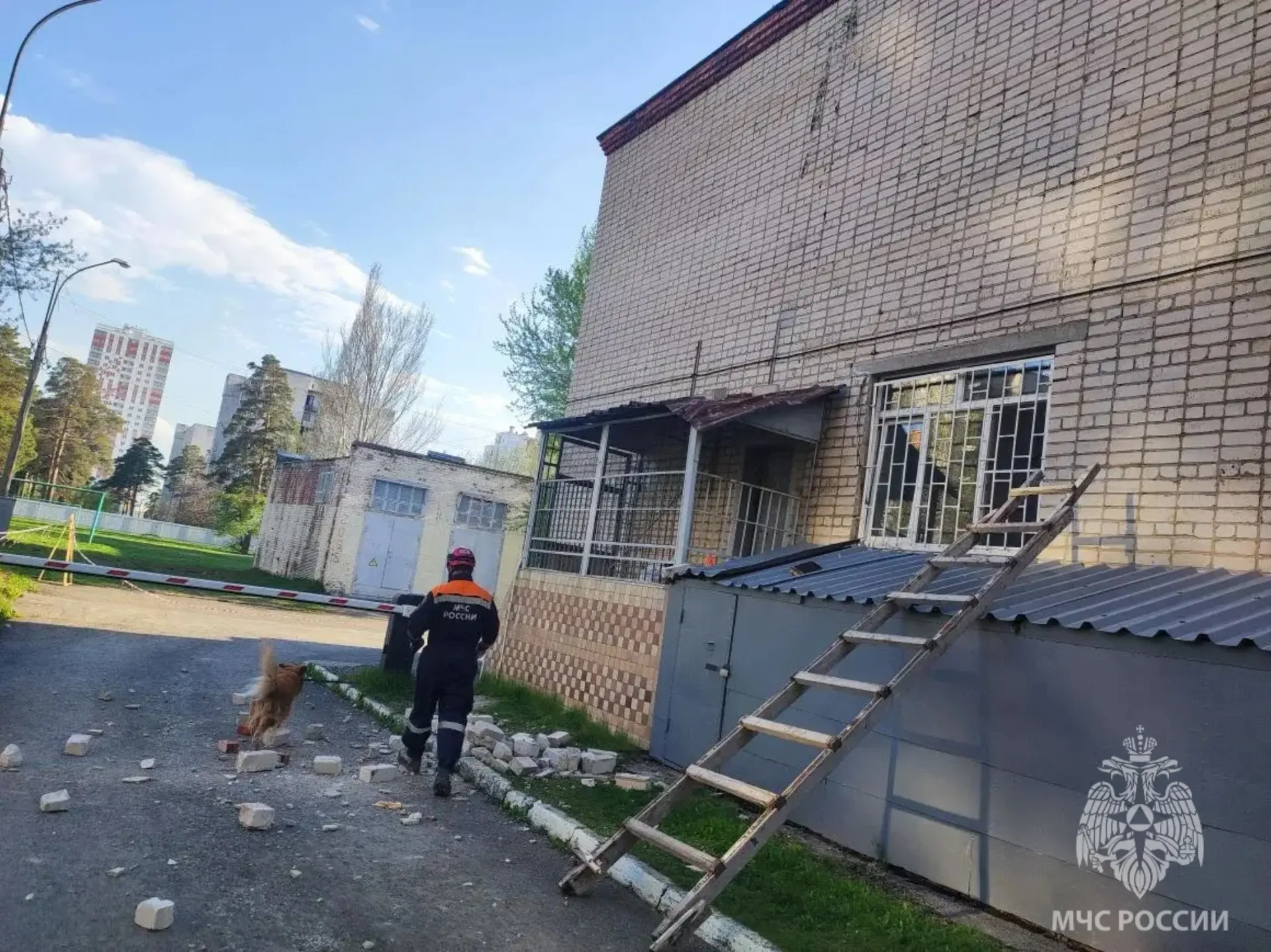 Экстренные службы г.Екатеринбурга реагируют на сообщение об обрушении кровли учебного заведения  Дне