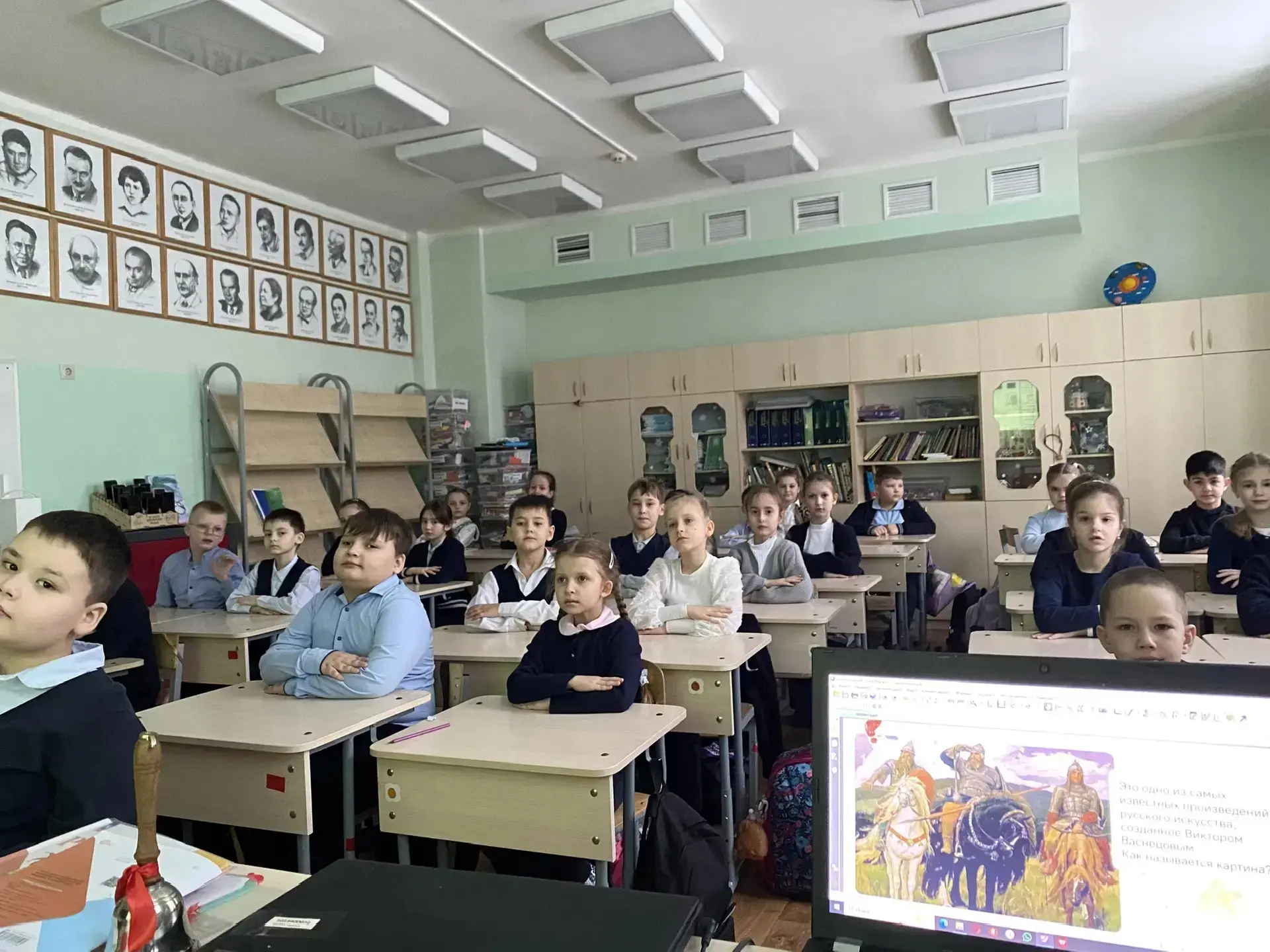 19 января в нашем лицее прошла традиционная утренняя линейка🇷🇺 Мы внесли флаг и дружно исполнили гим