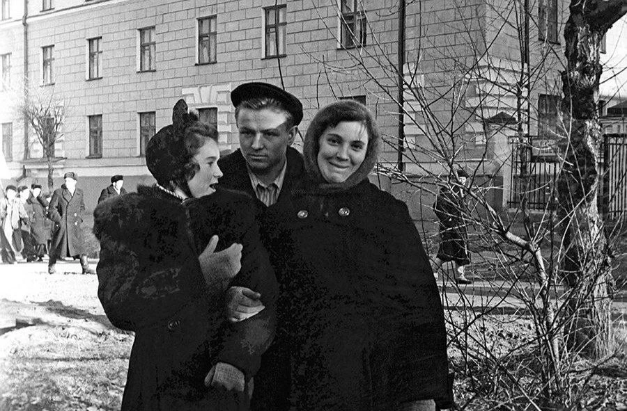 Студенты на фоне общежития №4 ТГУ. 1962 год