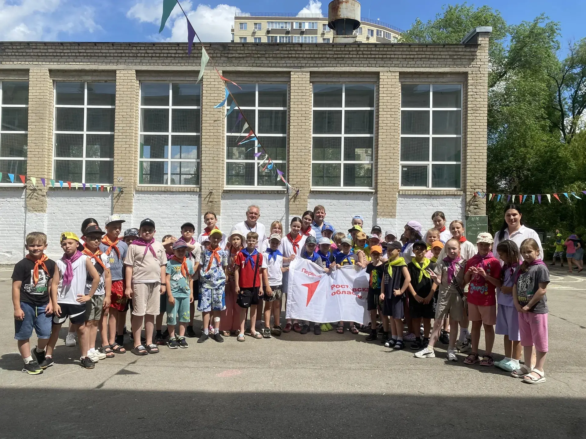🇷🇺 Мы — Первые, Россия — наша страна!

Сегодня в пришкольном лагере «Солнечная страна» случился на