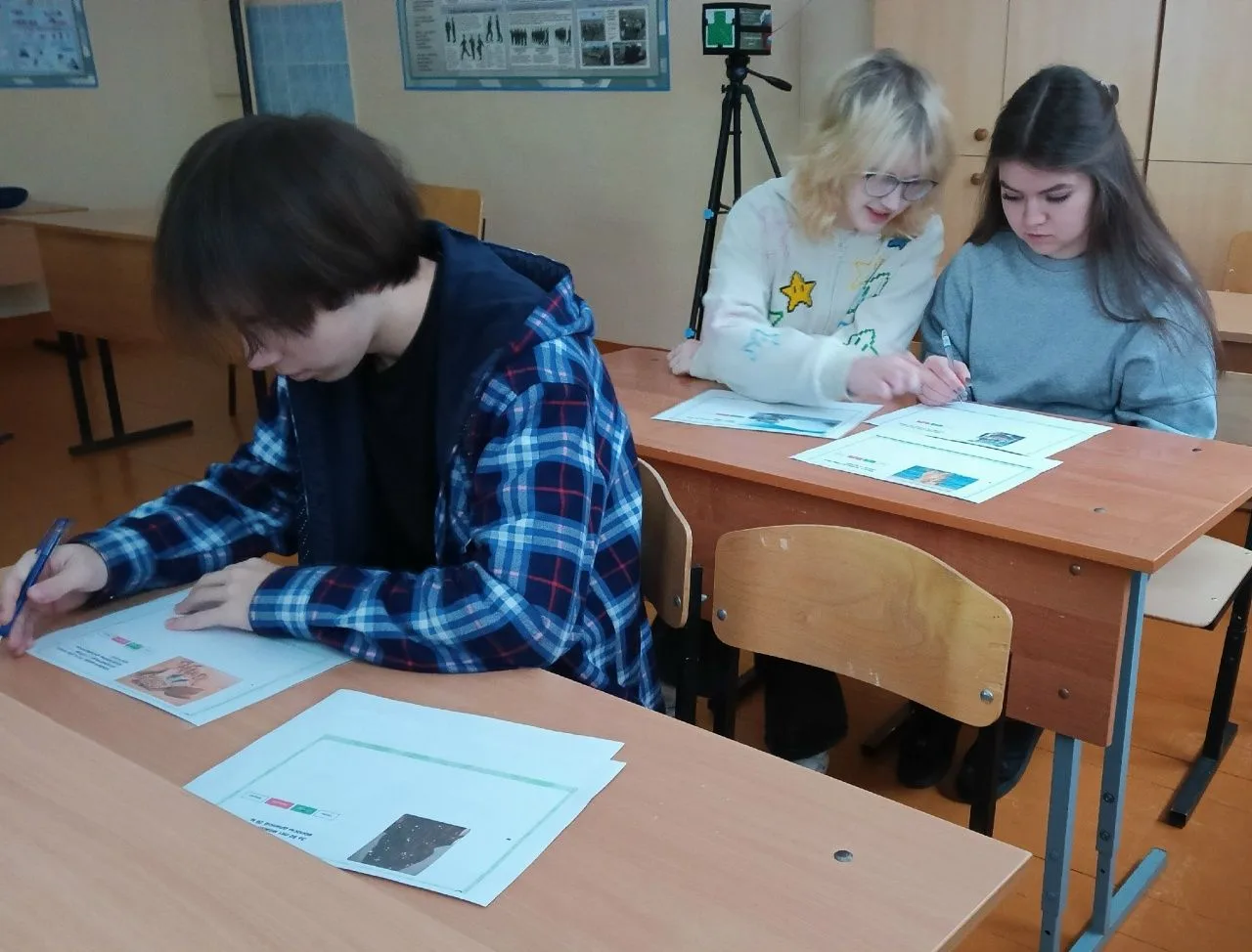 Понедельник в нашей школе начался с торжественной линейки, на которой был поднят флаг и...