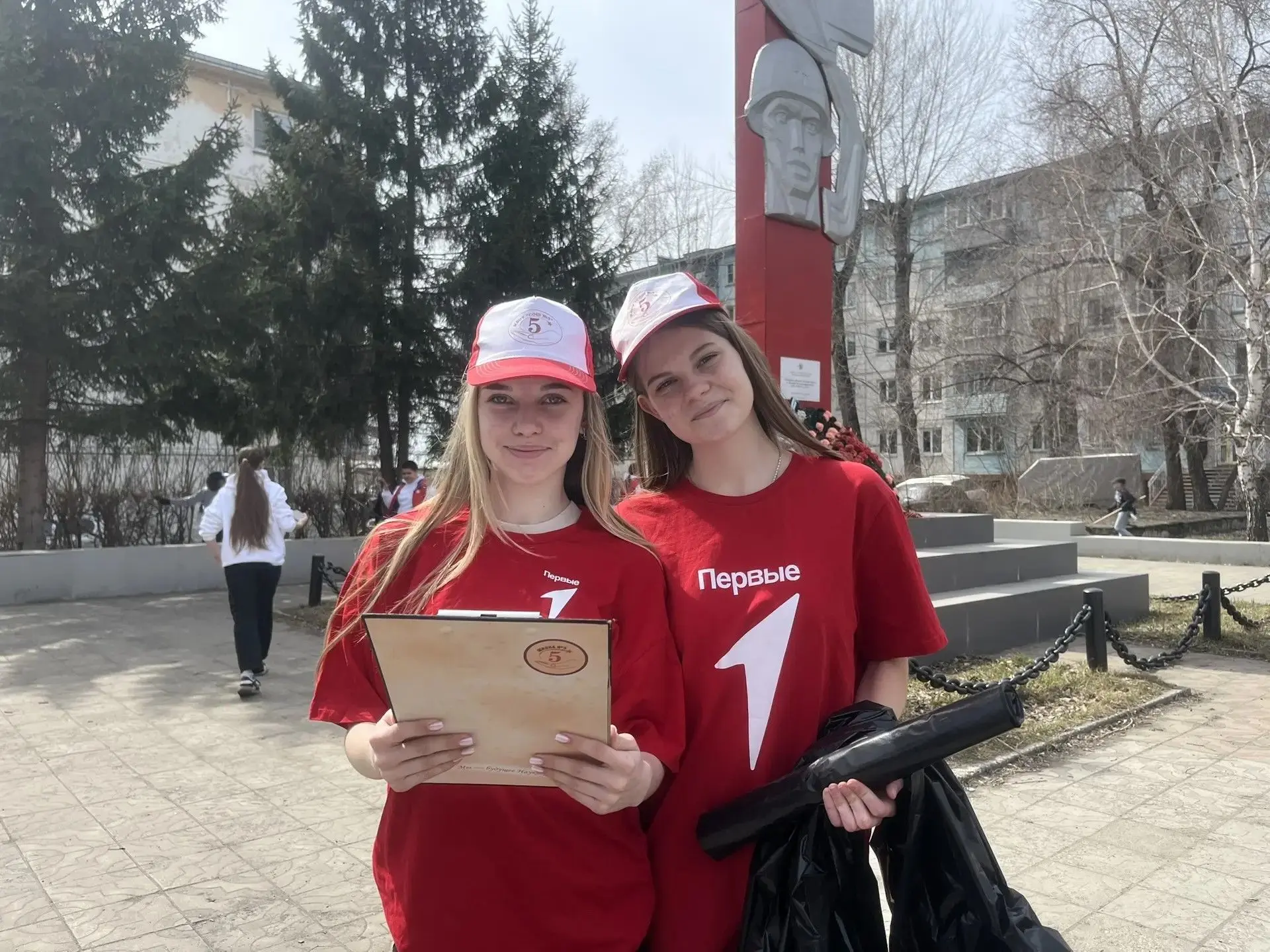 Сегодня на территории Мемориала в честь 30-летия Победы в Великой Отечественной войне было необычно 