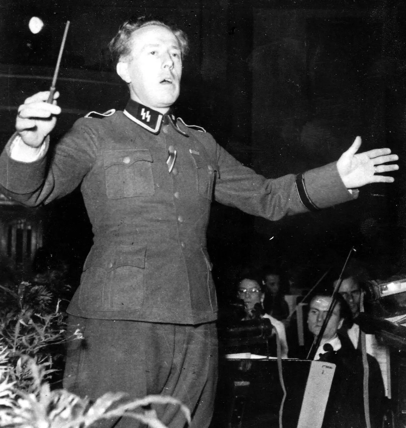 1943. Фламандский дирижер шарфюрер СС Поль Доли на концерте в театре в Антверпене