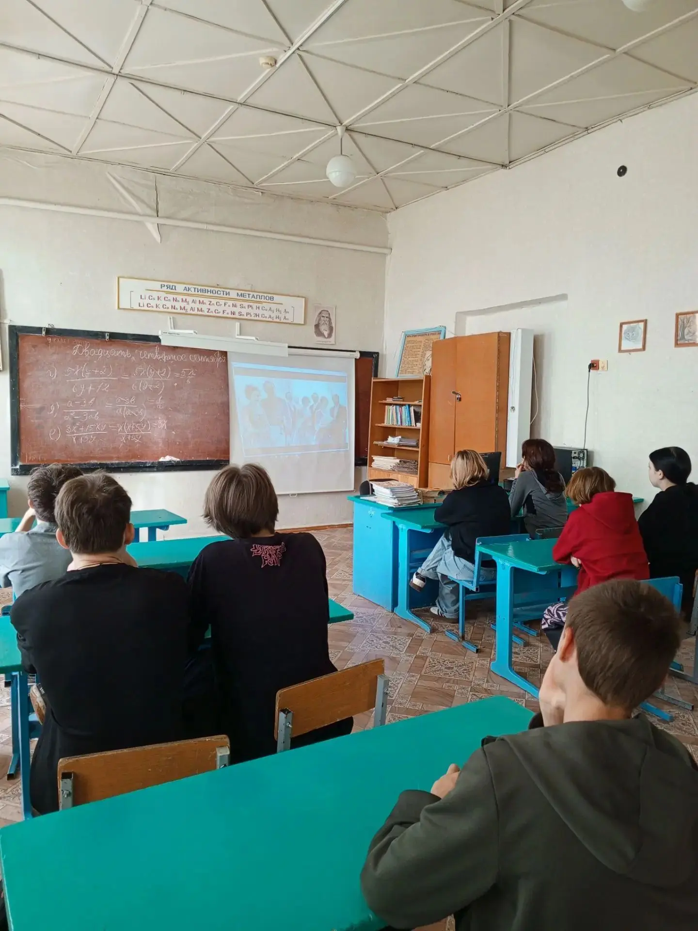 Понедельничное утро в нашей школе, по доброй традиции, началось с внеурочного занятия и...