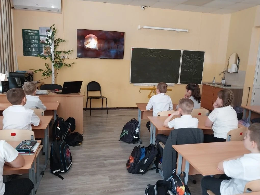 🚀 В МБОУ СОШ №4 им. В.М. Евскина прошёл полезный урок в рамках акции «Чистое поколение — 2026»!  Для