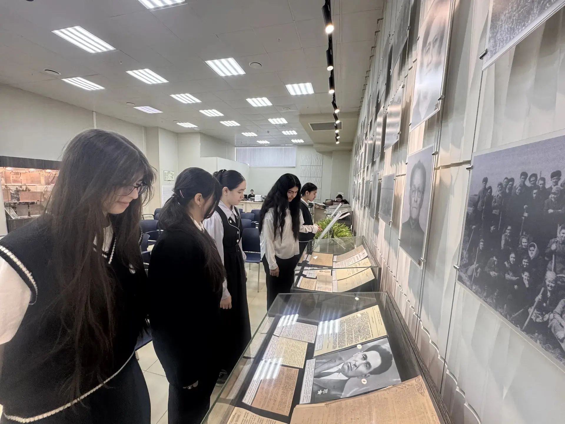 14 мая ученики 7Д класса 🧑‍🏫 с классным руководителем Садыговой С.А. посетили « Муниципальный архив 