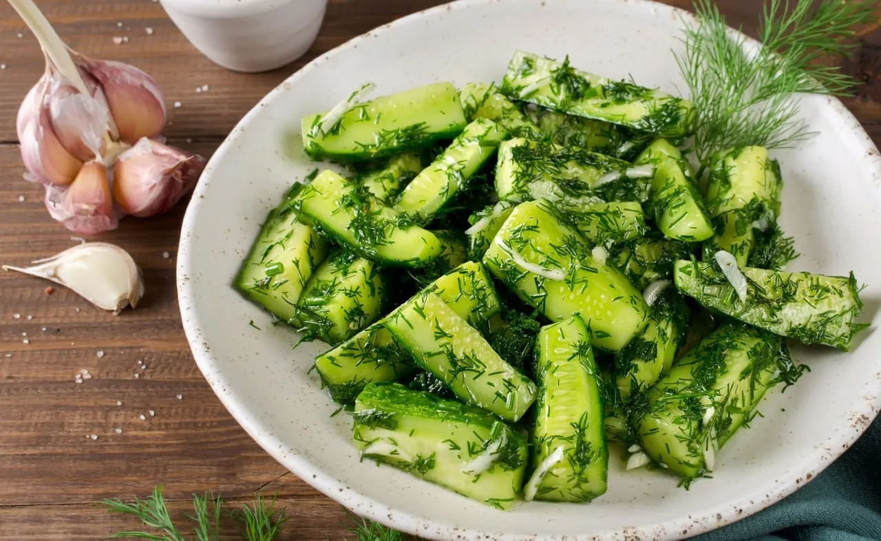🥒 Быстрые малосольные огурцы 

📝 Ингредиенты:
• огурцы — 500 г
• чеснок — 3–4 зубчика
• укроп
• со