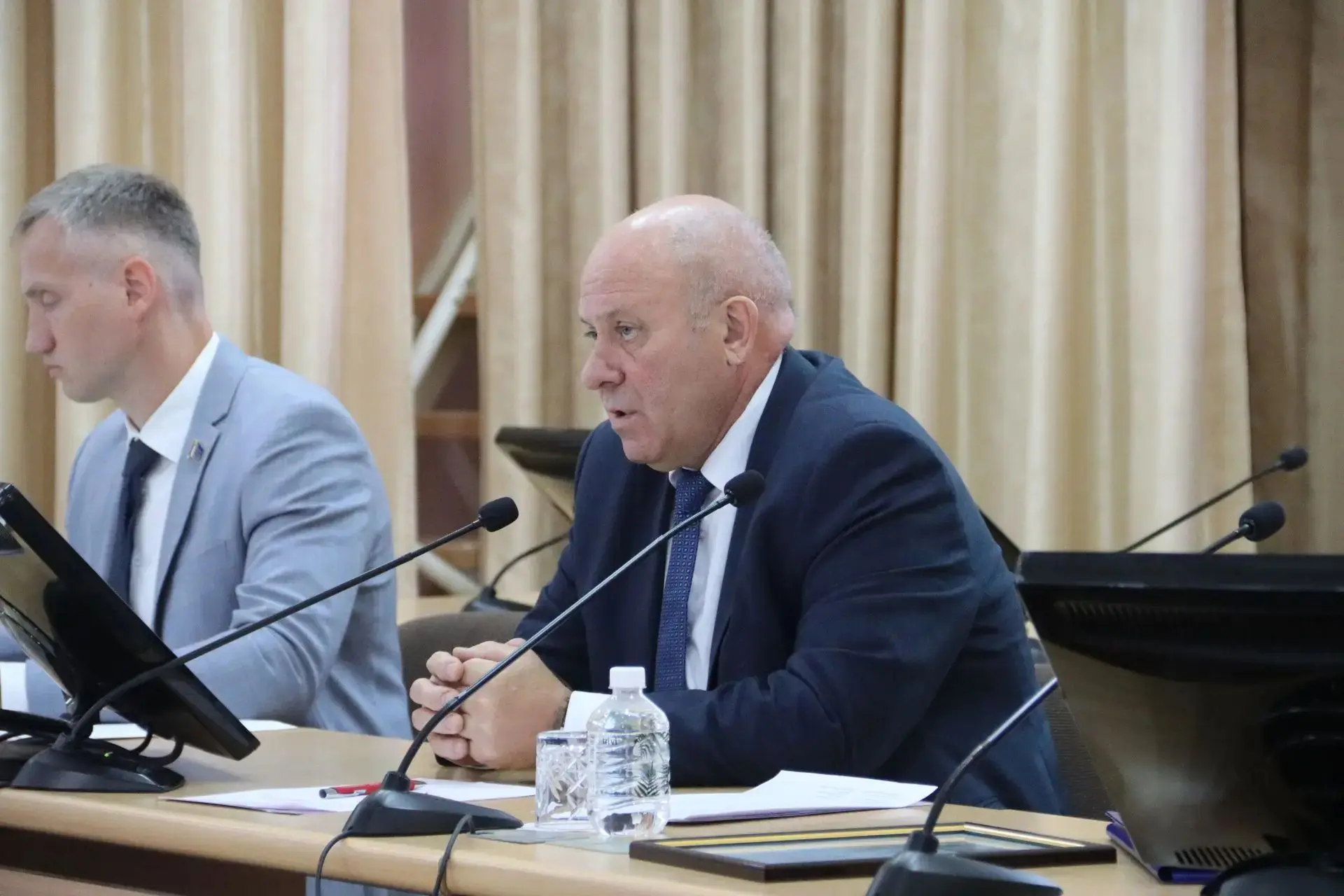 На аппаратном совещании экономический блок доложил о макроэкономической ситуации за пер...