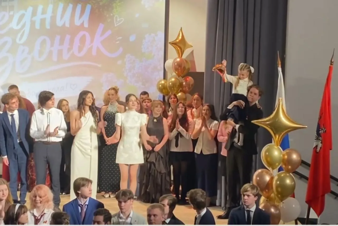 🎓 Последний звонок - 2026  Где летят облака ватные, Где осталась трава мятная, Где кругом васильки с