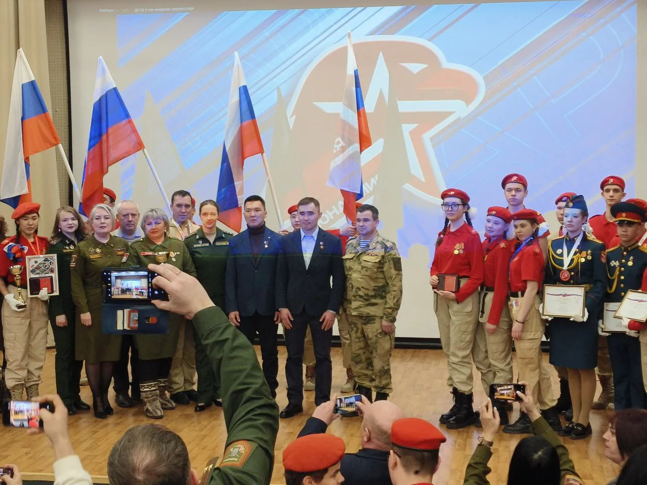🇷🇺 Гордость школы! Юнармейская доблесть  ️Ученик 10Б класса Дмитрий Соин удостоен знака отличия «Юна