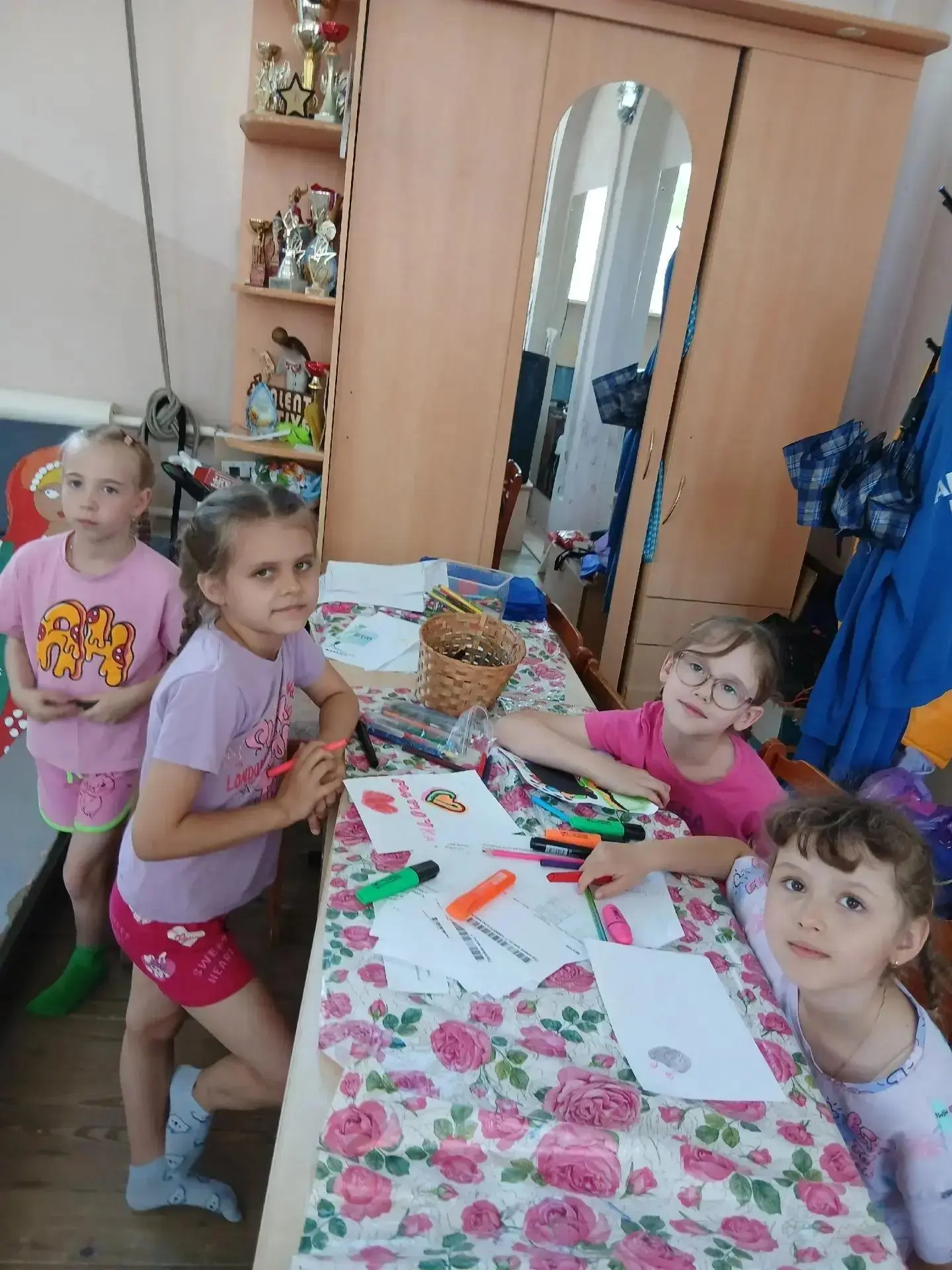 Сегодня прошёл ещё один денёчек в нашем дружном лагерном отряде «Акробатики»!

Утром, после зарядки 