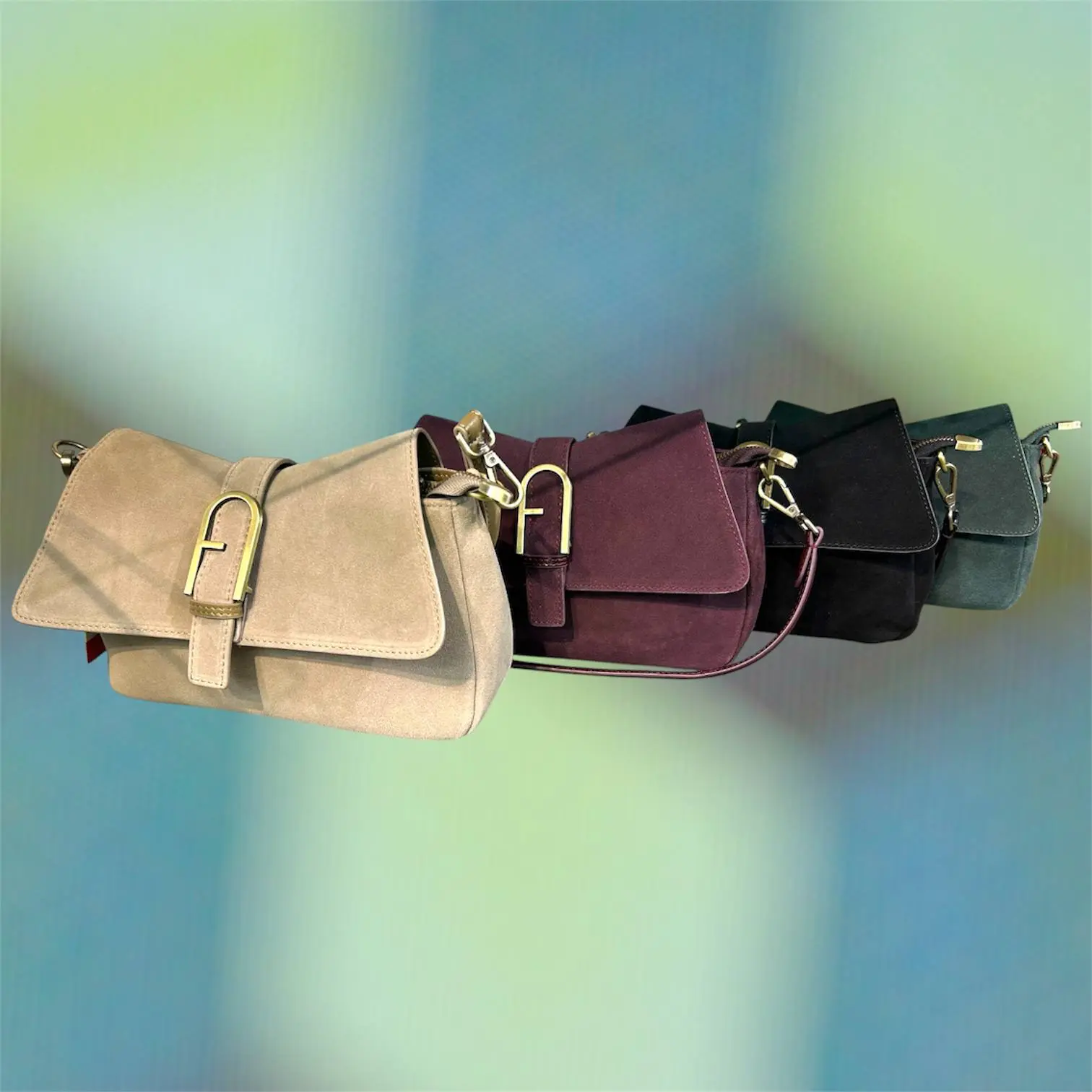 Сумки из натуральной замши

👜 Мягкая фактура и спокойные оттенки делают такие модели особенно уютны