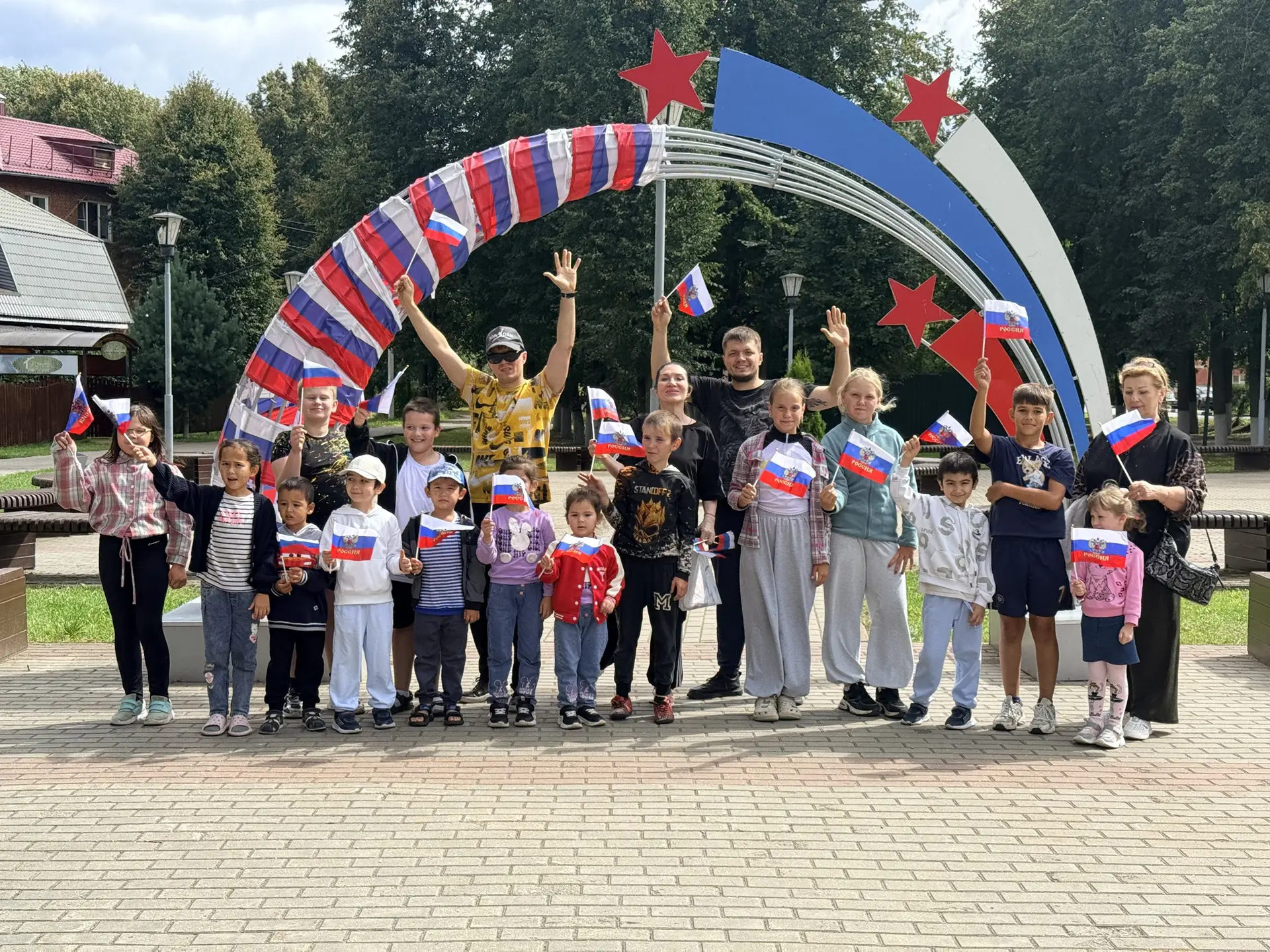 🏃‍♂️🏃‍♀️ На площади Дома культуры «Полёт» прошла праздничная игровая программа, посвя...