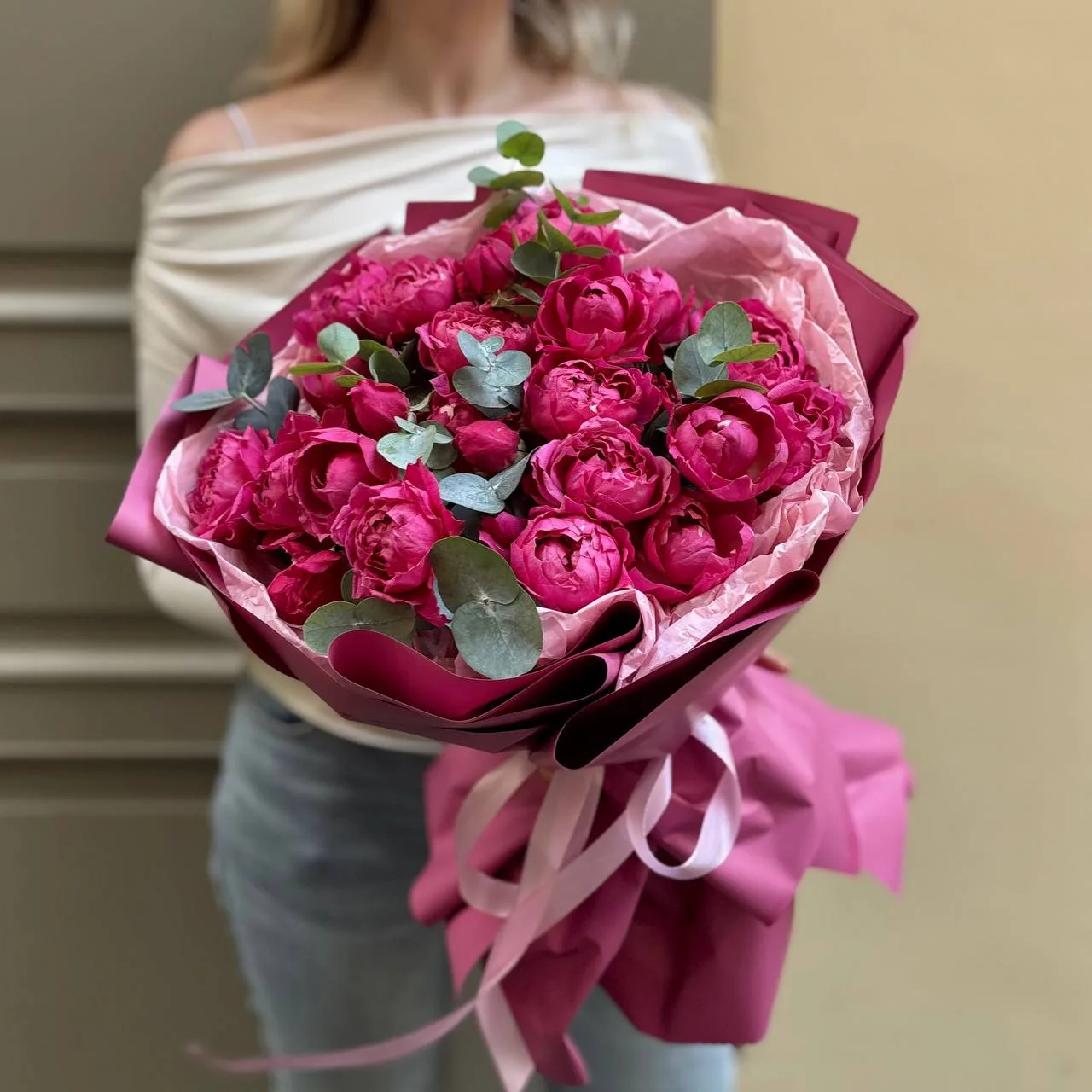 Малиновые пионовидные розы 💞