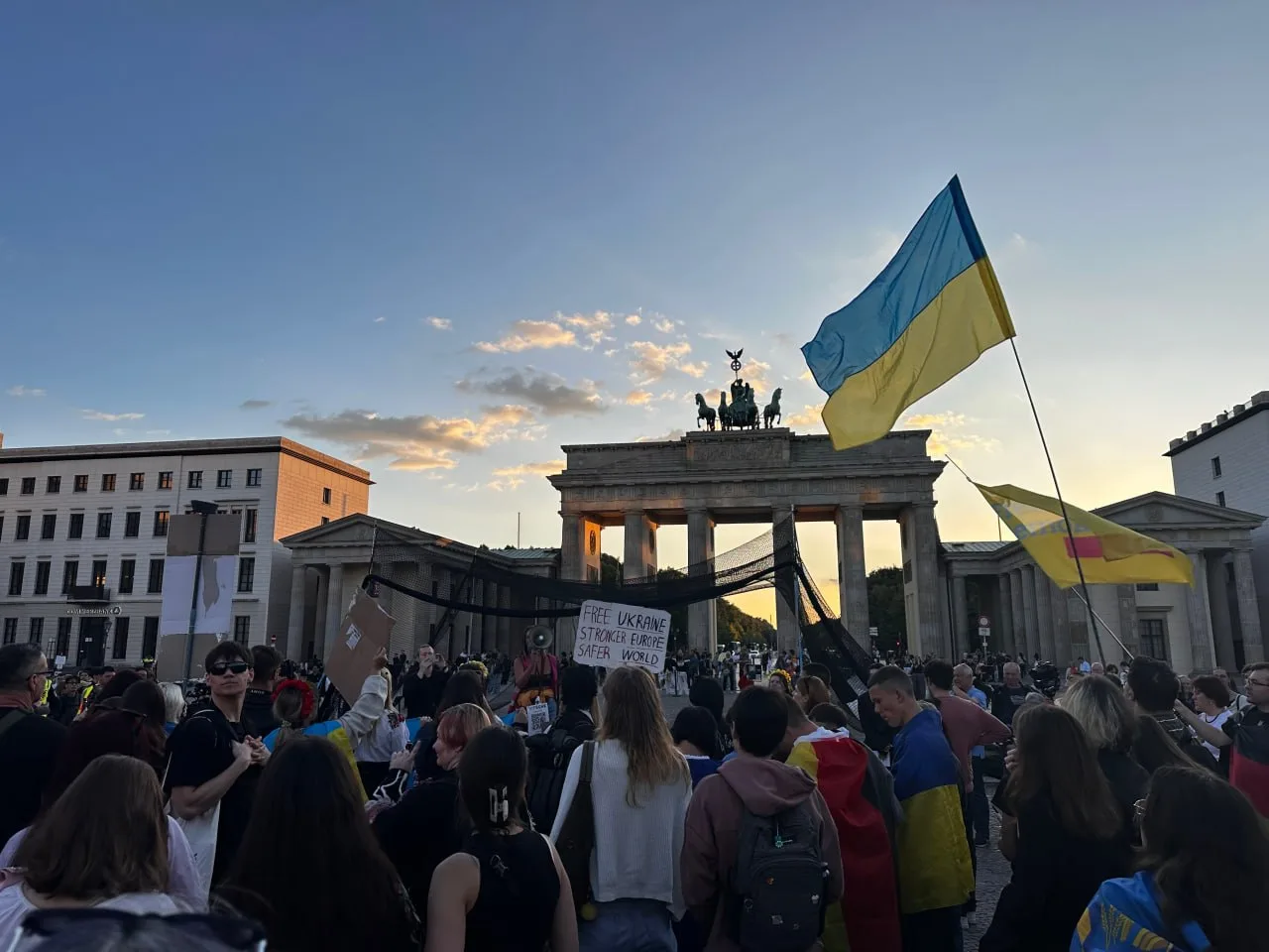 Угадайте, сколько этих патриотов Украины в этот праздничный день подпишут контракт с ВСУ.