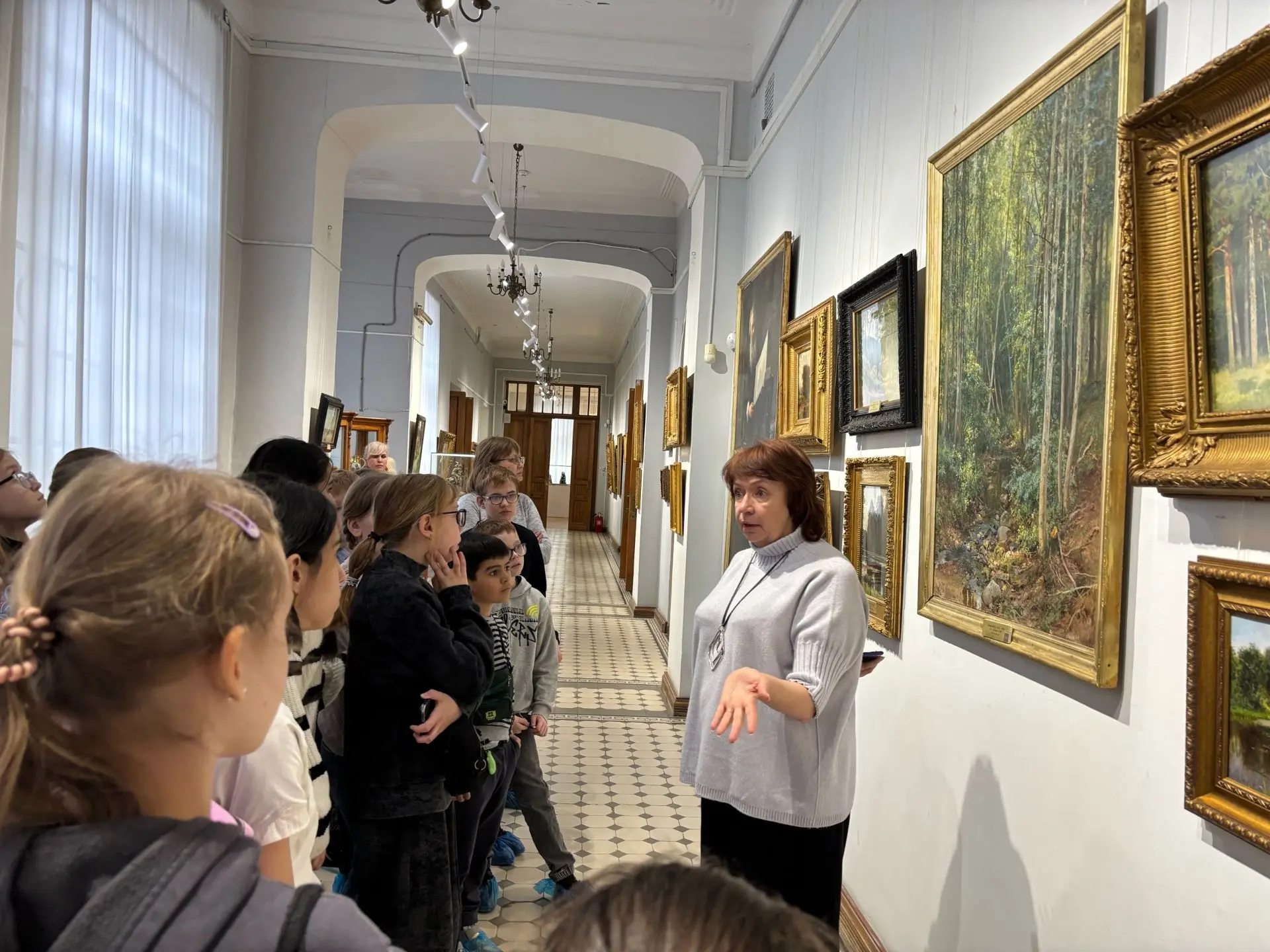 Путешествие в мир искусства: ученики 4-х классов в гостях у галереи им. К. Савицкого