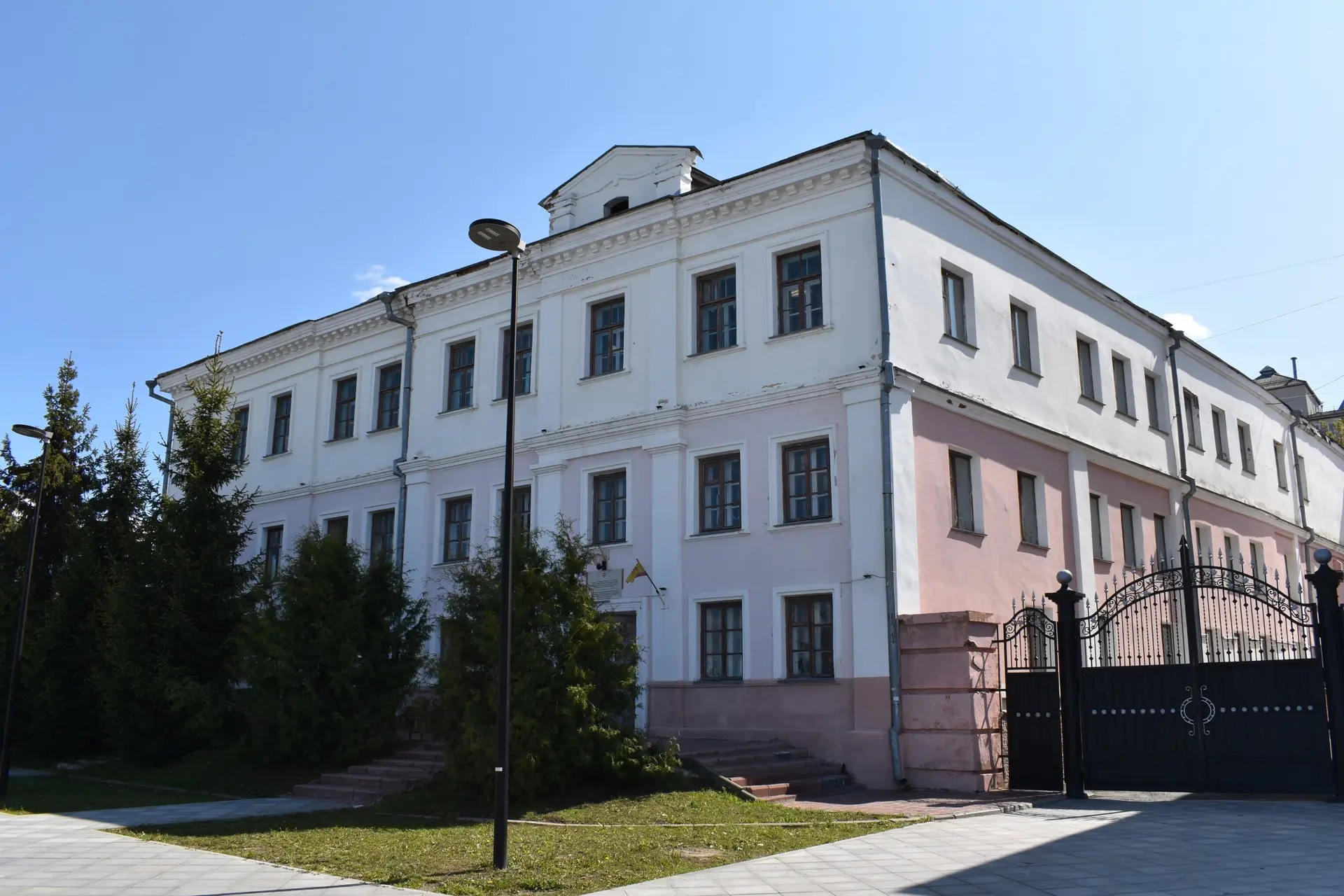 В Чебоксарах на Красной площади обновят кровлю исторического дома