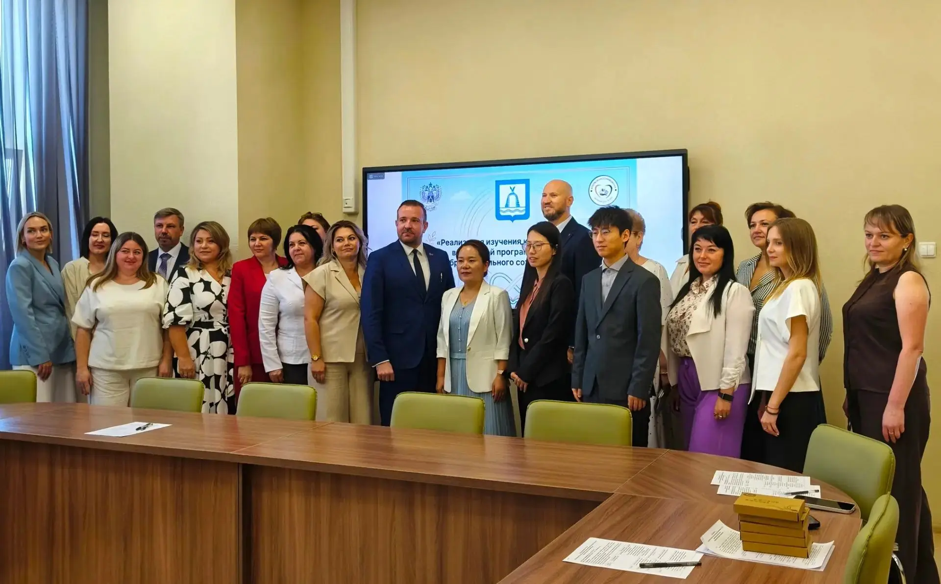 Директор лицея Александр Александрович Симоненко и заместитель директора по УВР Юлия Ал...