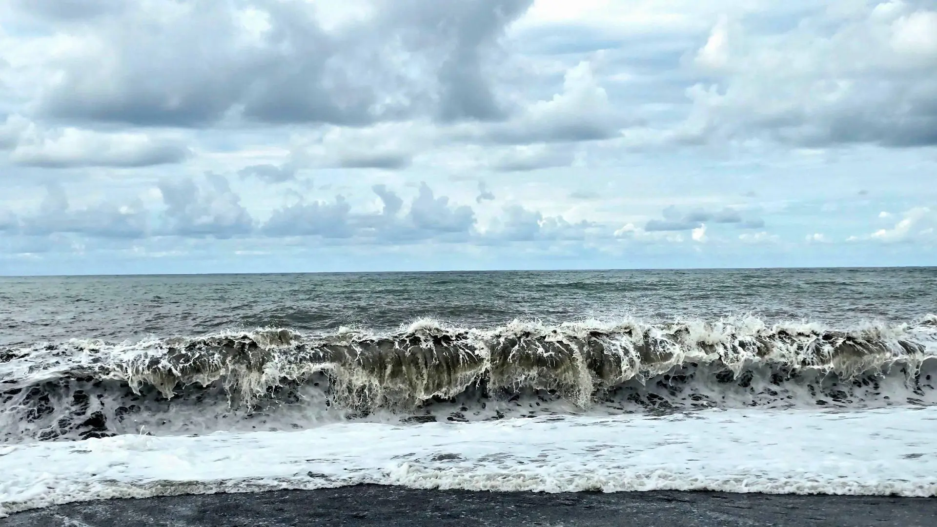🌊 До конца суток 15 сентября в Сочи и в Сириусе усилится волнение моря до 4 баллов с в...