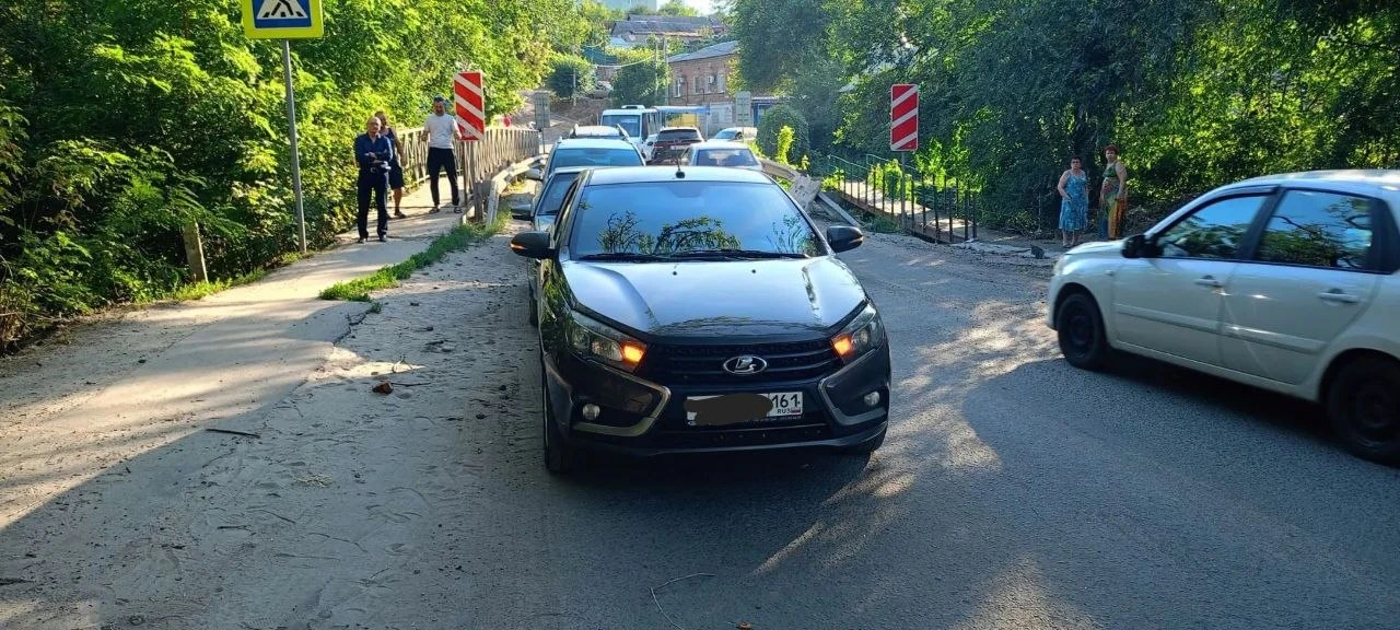 В Новочеркасске на проспекте Платовском, на мостике возле мясокомбината, произошло ДТП с участием тр