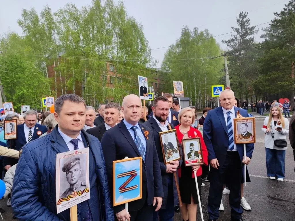 В Осинниковском округе, как и в других городах страны, прошло торжественное шествие Бессмертного пол