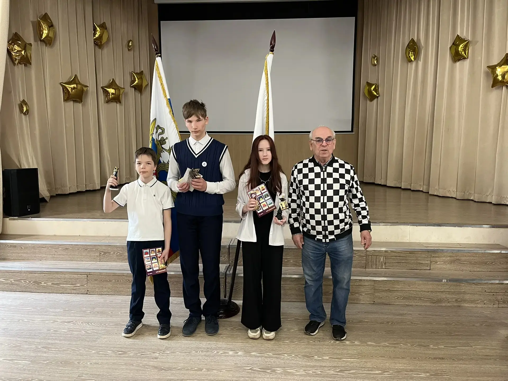 🏅 Сегодня в нашей школе прошла торжественная линейка!  Мы с гордостью чествовали участников и победи